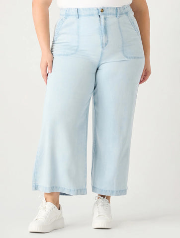 Mid Rise Wide Leg Cropped Pant in Lt Blue Wash